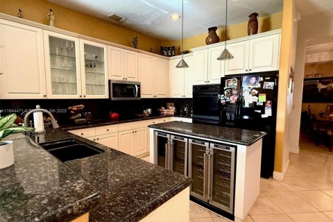 House in Miramar, Florida 4 bedrooms, 281.12 sq.m. № 1841051 - photo 22