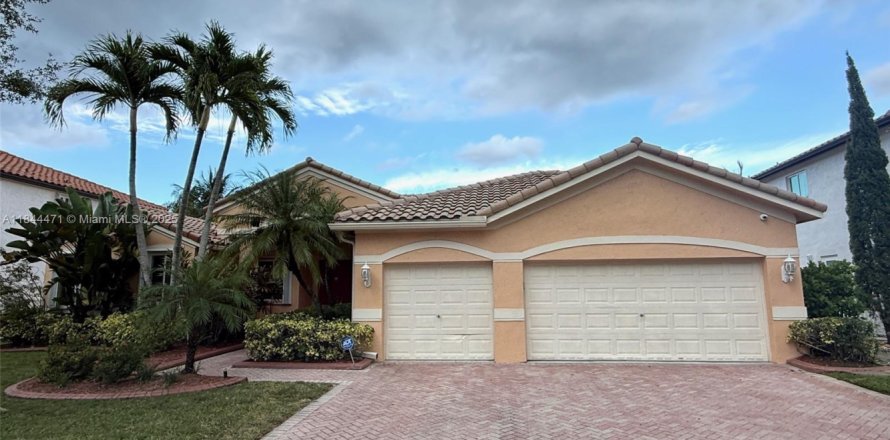 House in Miramar, Florida 4 bedrooms, 281.12 sq.m. № 1841051