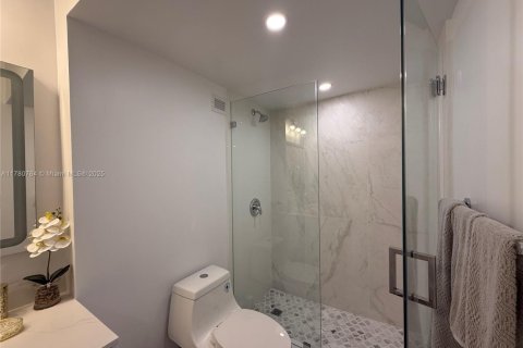 Condo in Miami Beach, Florida, 1 bedroom  № 2012852 - photo 8