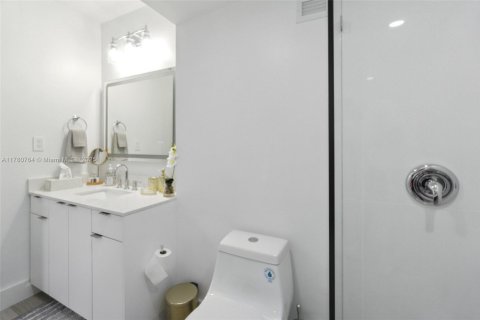 Condo in Miami Beach, Florida, 1 bedroom  № 2012852 - photo 14