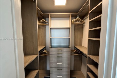 Condo in Miami Beach, Florida, 1 bedroom  № 2012852 - photo 10