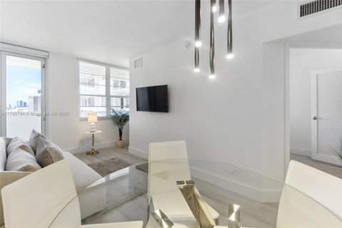 Condo in Miami Beach, Florida, 1 bedroom  № 2012852 - photo 2