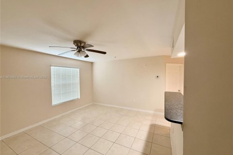 Condominio en alquiler en Cape Coral, Florida, 2 dormitorios, 91.97 m2 № 2012497 - foto 2