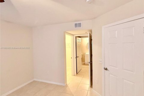 Condominio en alquiler en Cape Coral, Florida, 2 dormitorios, 91.97 m2 № 2012497 - foto 8