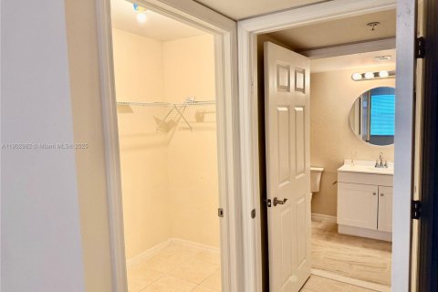 Condominio en alquiler en Cape Coral, Florida, 2 dormitorios, 91.97 m2 № 2012497 - foto 9