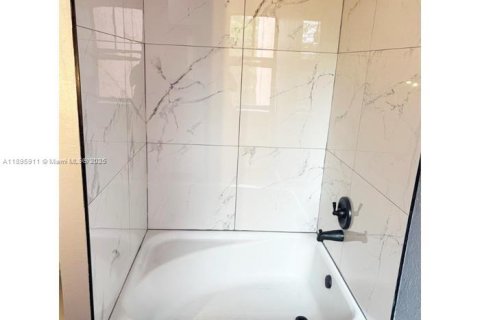 Townhouse in Lauderhill, Florida 4 bedrooms, 143.07 sq.m. № 2039415 - photo 8