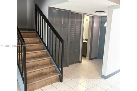 Townhouse in Lauderhill, Florida 4 bedrooms, 143.07 sq.m. № 2039415 - photo 3