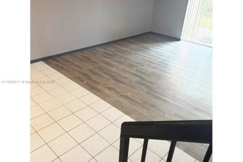 Townhouse in Lauderhill, Florida 4 bedrooms, 143.07 sq.m. № 2039415 - photo 2