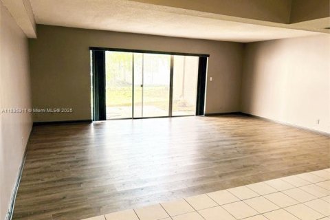 Townhouse in Lauderhill, Florida 4 bedrooms, 143.07 sq.m. № 2039415 - photo 5
