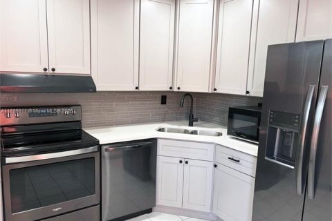 Townhouse in Lauderhill, Florida 4 bedrooms, 143.07 sq.m. № 2039415