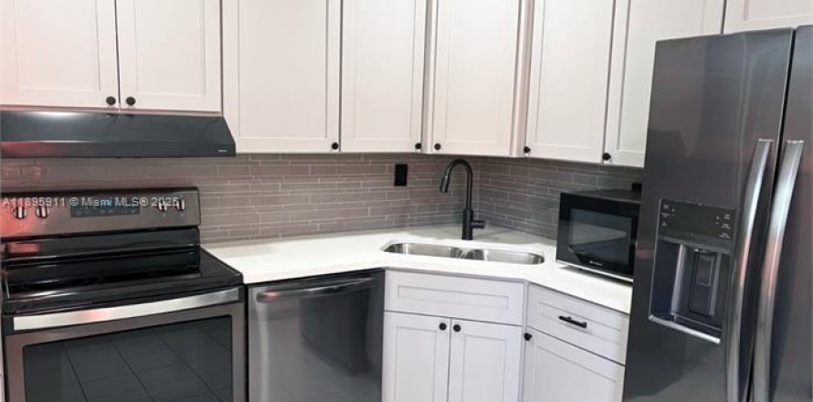 Townhouse in Lauderhill, Florida 4 bedrooms, 143.07 sq.m. № 2039415