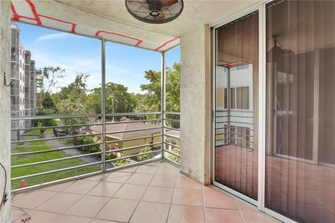 Condo in North Miami Beach, Florida, 2 bedrooms  № 1948518 - photo 10