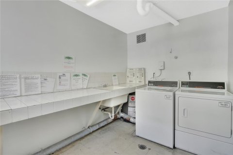 Condo in North Miami Beach, Florida, 2 bedrooms  № 1948518 - photo 22