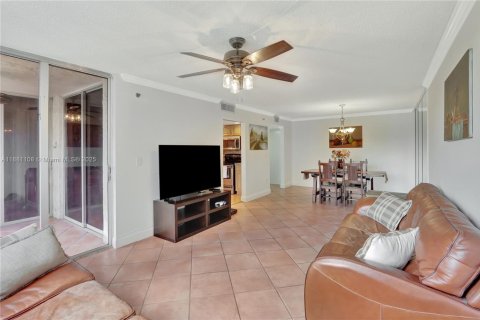 Condo in North Miami Beach, Florida, 2 bedrooms  № 1948518 - photo 9