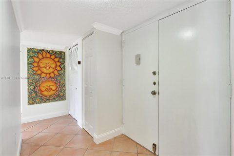 Condo in North Miami Beach, Florida, 2 bedrooms  № 1948518 - photo 7