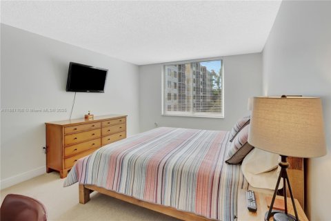 Condo in North Miami Beach, Florida, 2 bedrooms  № 1948518 - photo 18