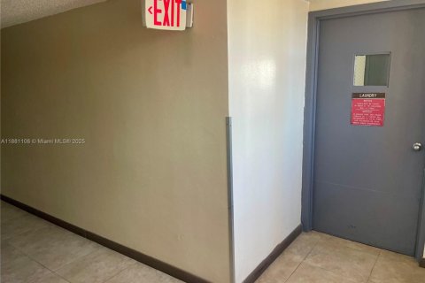 Condo in North Miami Beach, Florida, 2 bedrooms  № 1948518 - photo 21