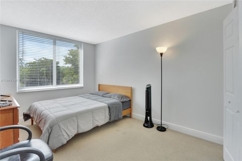 Condo in North Miami Beach, Florida, 2 bedrooms  № 1948518 - photo 16