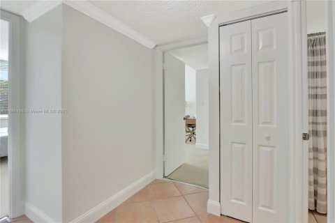 Condo in North Miami Beach, Florida, 2 bedrooms  № 1948518 - photo 14