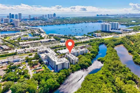 Condo in North Miami Beach, Florida, 2 bedrooms  № 1948518 - photo 1