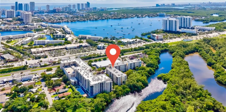 Condo in North Miami Beach, Florida, 2 bedrooms  № 1948518