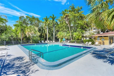Condo in North Miami Beach, Florida, 2 bedrooms  № 1948518 - photo 5