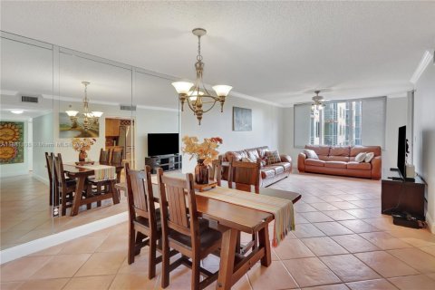 Condo in North Miami Beach, Florida, 2 bedrooms  № 1948518 - photo 8