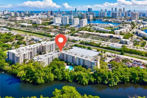 Condo in North Miami Beach, Florida, 2 bedrooms  № 1948518 - photo 2