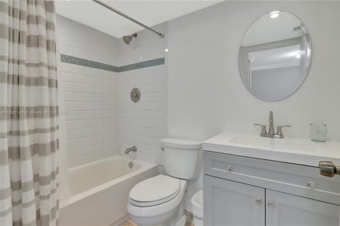 Condo in North Miami Beach, Florida, 2 bedrooms  № 1948518 - photo 15