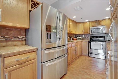 Condo in North Miami Beach, Florida, 2 bedrooms  № 1948518 - photo 12