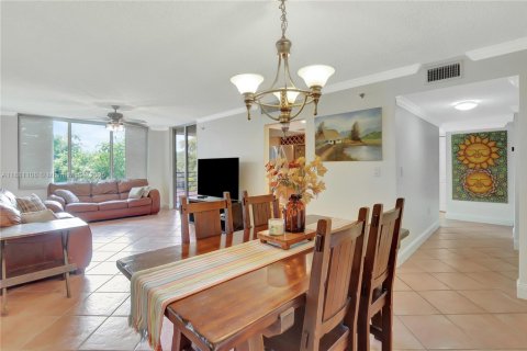 Condo in North Miami Beach, Florida, 2 bedrooms  № 1948518 - photo 13
