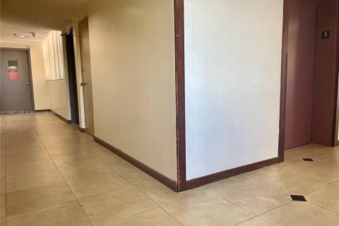 Condo in North Miami Beach, Florida, 2 bedrooms  № 1948518 - photo 27