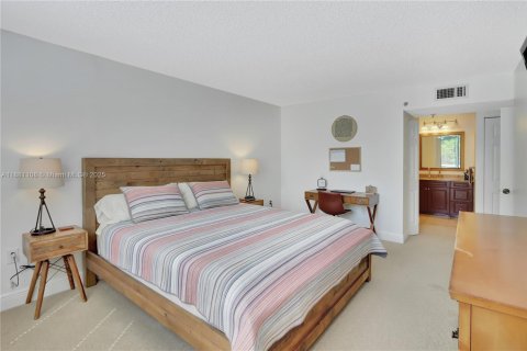 Condo in North Miami Beach, Florida, 2 bedrooms  № 1948518 - photo 17