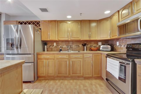 Condo in North Miami Beach, Florida, 2 bedrooms  № 1948518 - photo 11