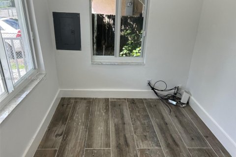 Villa ou maison à louer à Miami, Floride: 2 chambres, 78.04 m2 № 2002334 - photo 11