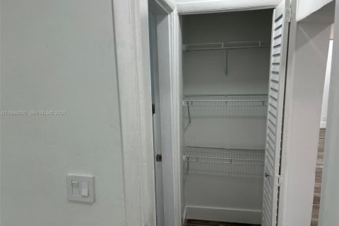 Villa ou maison à louer à Miami, Floride: 2 chambres, 78.04 m2 № 2002334 - photo 26