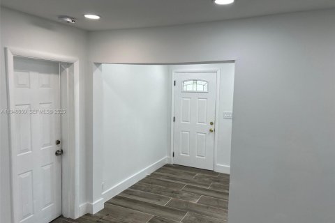 Villa ou maison à louer à Miami, Floride: 2 chambres, 78.04 m2 № 2002334 - photo 17