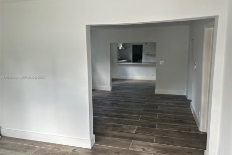 Villa ou maison à louer à Miami, Floride: 2 chambres, 78.04 m2 № 2002334 - photo 13