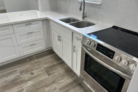 Villa ou maison à louer à Miami, Floride: 2 chambres, 78.04 m2 № 2002334 - photo 30