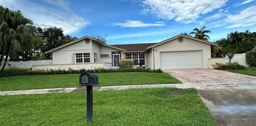 House in Cooper City, Florida 3 bedrooms, 190.73 sq.m. № 1863041