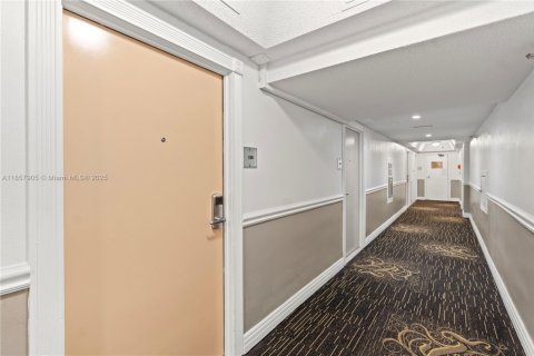 Hôtel, hôtellerie à vendre à Sunny Isles Beach, Floride: 33.44 m2 № 1887514 - photo 16