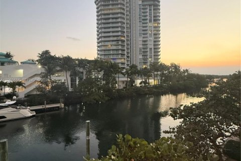 Кондоминиум с 3 спальнями в Санни-Айлс-Бич, Флорида № 2027352