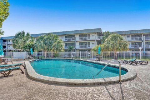 Copropriété à louer à Hallandale Beach, Floride: 1 chambre, 65.03 m2 № 2282932 - photo 11