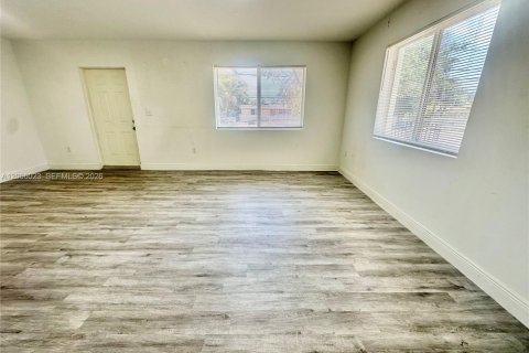 Снять в аренду виллу или дом в Майами, Флорида 2 спальни, 92.9м2, № 2075232 - фото 12