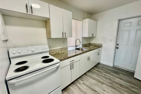 Снять в аренду виллу или дом в Майами, Флорида 2 спальни, 92.9м2, № 2075232 - фото 11