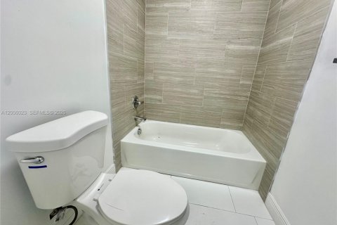 Снять в аренду виллу или дом в Майами, Флорида 2 спальни, 92.9м2, № 2075232 - фото 15