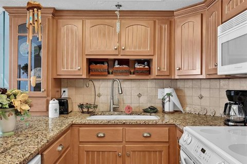Condo in Daytona Beach, Florida, 2 bedrooms  № 2198601 - photo 8