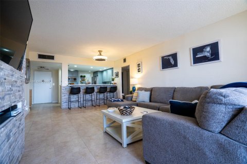 Condominio en venta en Hallandale Beach, Florida, 2 dormitorios, 130.06 m2 № 1857107 - foto 8