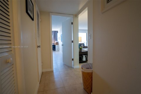 Condominio en venta en Hallandale Beach, Florida, 2 dormitorios, 130.06 m2 № 1857107 - foto 19