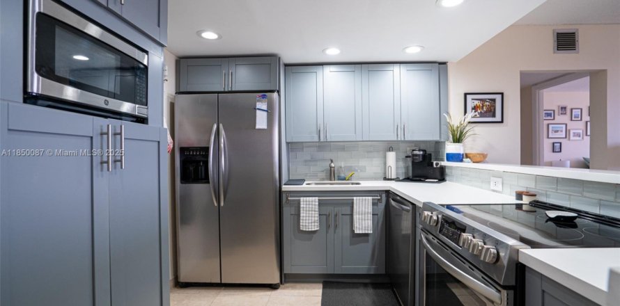 Condominio en Hallandale Beach, Florida, 2 dormitorios  № 1857107